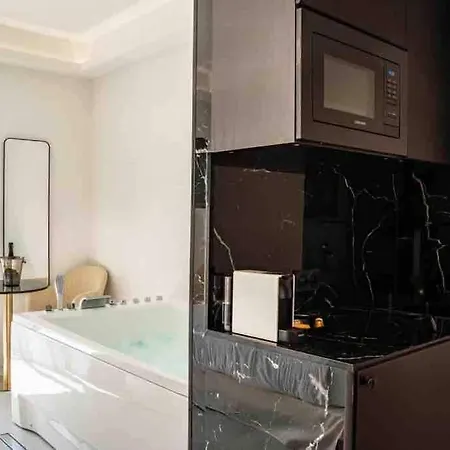 Luxe Jacuzzi