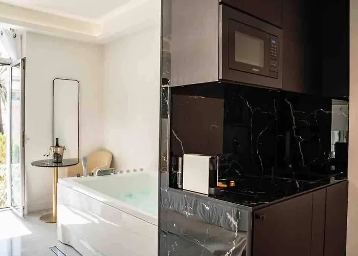 Luxe Jacuzzi
